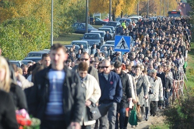 Wszystkich Świętych - 1 listopada, komunikacja w Śremie. Bliscy zmarłych w drodze  na Cmentarz Komunalny w Śremie (2012 r.)