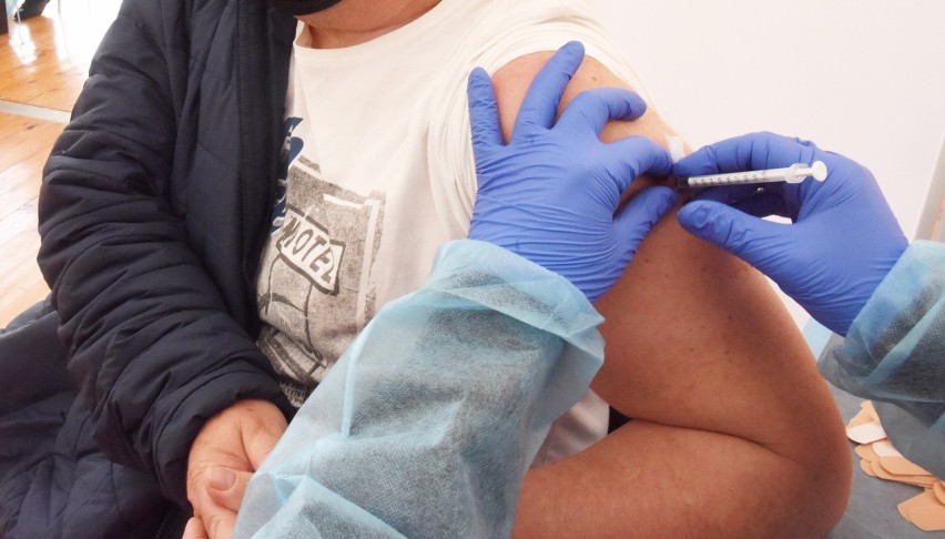 Seniorzy z gminy Czerwieńsk! Jeszcze możecie się zapisać na bezpłatne szczepienie przeciwko grypie. Jak można to zrobić?