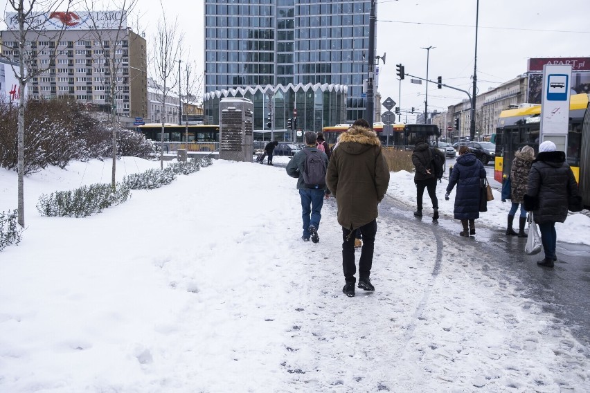 Śnieg w Warszawie. Mieszkańcy pokonywali zaspy, by wejść do komunikacji miejskiej. Są wysokie kary dla firm za nieodśnieżone przystanki