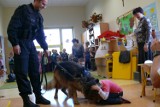 Powiat bełchatowski: policjanci odwiedzili przedszkolaków w Szczercowie