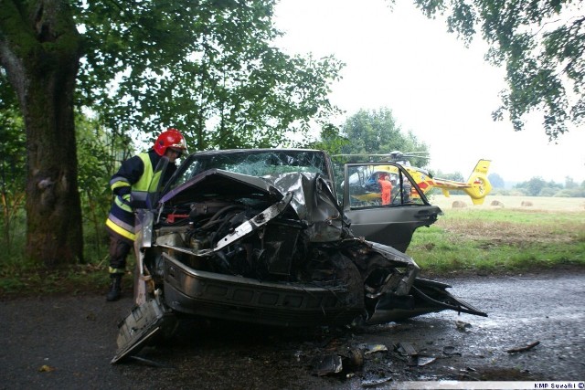 Dyżurny suwalskiej policji otrzymał zgłoszenie o wypadku drogowym w miejscowości Mieruniszki. Mundurowi natychmiast pojechali na miejsce. Tam wstępnie ustalili, że 27&#8211;letni kierujący mercedesem na prostym odcinku drogi nie dostosował prędkości do warunków drogowych i uderzył w drzewo.