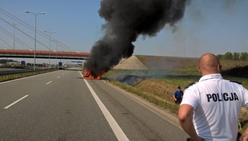Katowice: Jechali na urlop. Auto stanęło w płomieniach [ZDJĘCIA + WIDEO]