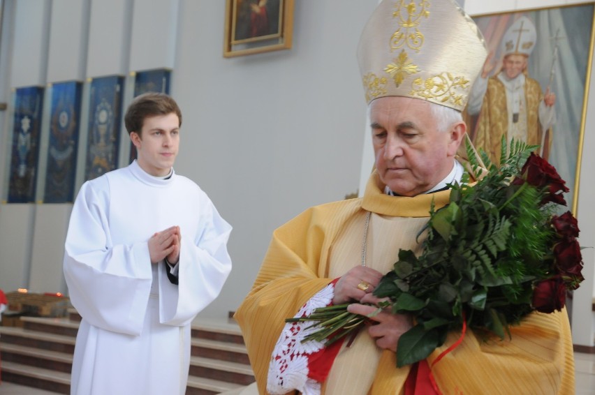 W czasie tego nabożeństwa ordynariusz diecezji święci oleje...