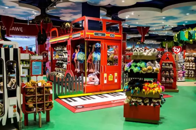 Londyński Hamleys znajduje się przy słynnej Regent Street jest największym sklepem z zabawkami na świecie. Popularna, brytyjska sieć w końcu dotarła także do Polski. Pierwszy sklep Hamleys w Warszawie znajdziecie w Galerii Północnej na Białołęce. Atrakcji dla dzieci nie brakuje - są w nim roboty, super zabawki (w tym m.in. maskotka słynnego Grumpy Cata za ok. 90 zł), a także automaty do gier. 

Polski sklep jest drugim w Europie Wschodniej. Ma powierzchnię 1600 metrów kwadratowych.

Zobacz też: Hamleys w Warszawie. Pierwszy taki sklep w Polsce! A w środku... Grumpy Cat [ZDJĘCIA]