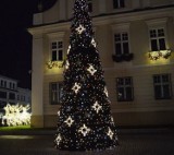 Świebodzice już gotowe na święta. W Rynku rozbłysła choinka i inne ozdoby