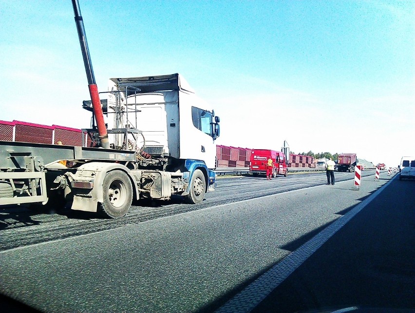 Korki na A4: Drogowcy wymieniają nawierzchnię na rudzkim odcinku autostrady [ZDJĘCIA]