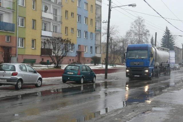 Samochody ciężarowe, które przejeżdżają ul. Głowackiego, utrudniają życie mieszkańcom