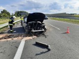 Na trasie Gniezno-Bydgoszcz samochód wypadł z drogi i uderzył w barierki [FOTO]
