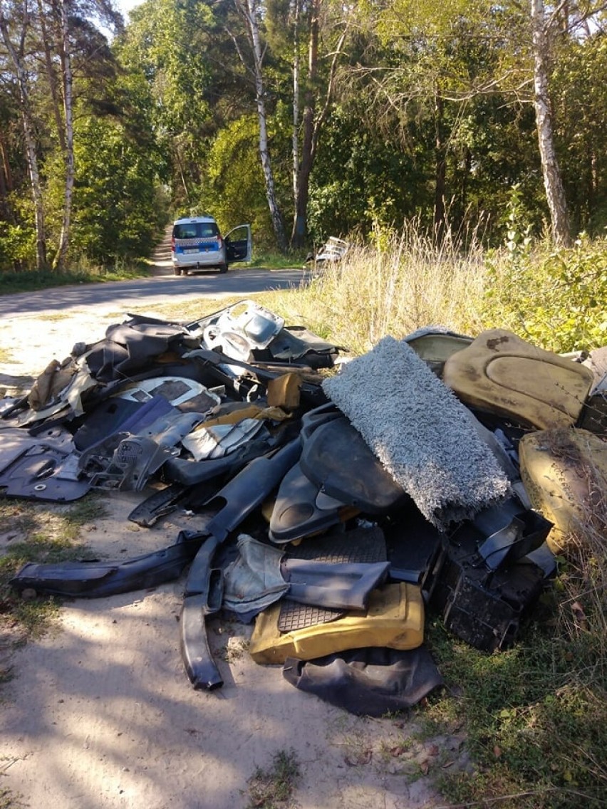 Porzucone śmieci na granicy z gminą Ryczywół. Gmina Rogoźno szuka sprawcy