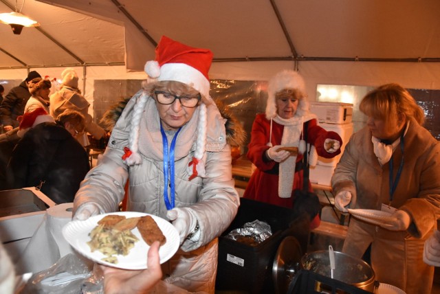 Po raz czwarty na Rynku Głównym w Oświęcimiu odbywa się Jarmark Świąteczny. Na placu staną stoiska handlowe i gastronomiczne, na których będzie można kupić grzańce, sery, oscypki, soki naturalne, pierogi i uszka, wędliny, gorącą czekoladę i wiele innych pyszności. W tej atmosferze w niedzielę po zmroku mieszkańcy miasta mogli złożyć sobie życzenia świąteczne i posmakować wigilijnych pyszności