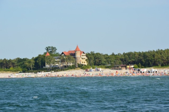 Na czas trwania sezonu kąpielowego od 1 lipca do 31 sierpnia w Łebie funkcjonują trzy kąpieliska.