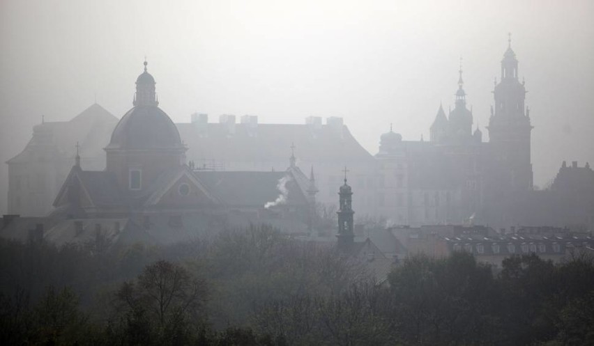 Smog wrócił do Krakowa. Zła jakość powietrza w mieście. Gdzie jest najgorzej? [DANE]