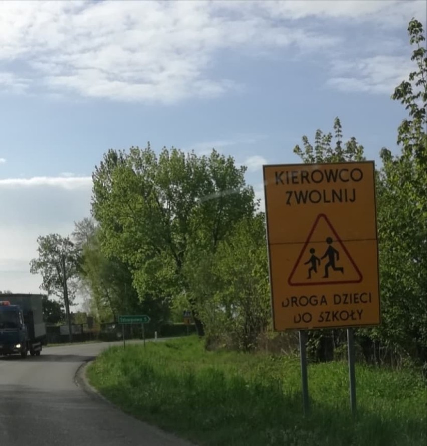Kierowcy - zwalniajcie w Tujsku!!! Tam dzieci przechodzą przez jezdnię do szkoły.