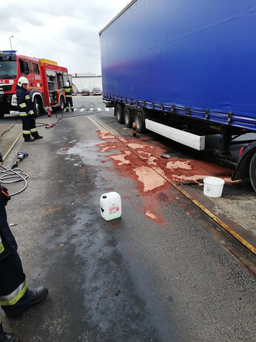 Kierowca uszkodził zbiornik w zakładzie w Pudliszkach [ZDJĘCIA]