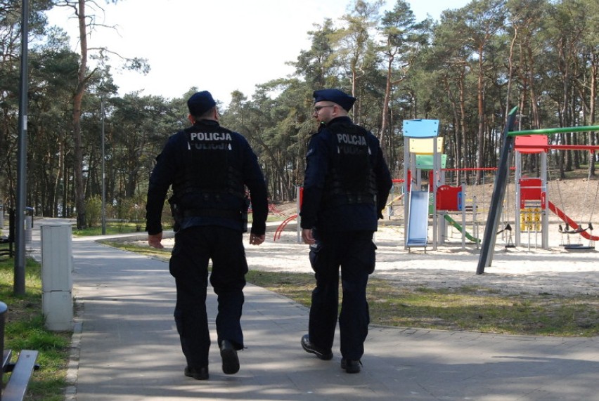 Rawicz. Policjanci patrolują miejsca rekreacyjne m.in.: parki i plażę na poligonie. Zapowiadają surowe konsekwencje dla niepokornych