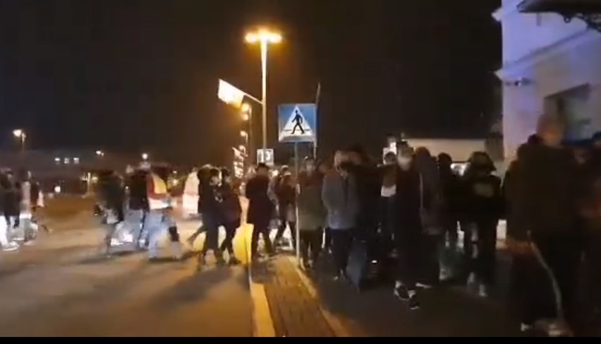 Kolejny strajk kobiet w Tomaszowie Maz. Tomaszowianie protestowali przy pl. Kościuszki  [ZDJĘCIA, FILM]