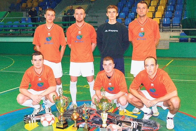 De Heus Łęczyca wygrał halowy turniej piłki nożnej w Łasku. W finale ograł Grabię Kolumna