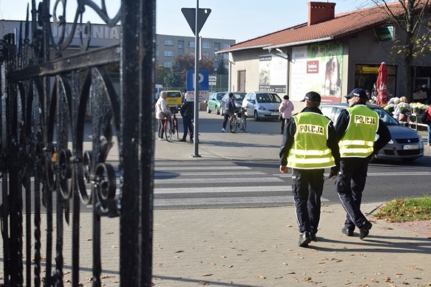 Policjanci z Wolsztyna, Siedlca i Przemętu prowadzą działania prewencyjne na cmentarzach