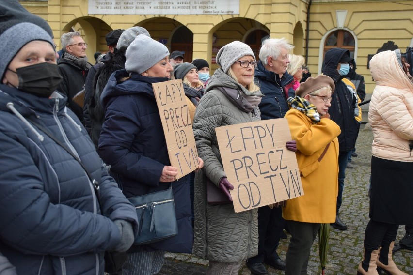 Mieszkańcy Ostrowa Wielkopolskiego protestujący przeciwko przyjętej ustawie LEX TVN.