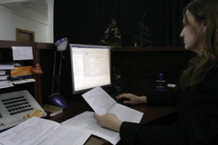 Agata Potarznik wprowadza nowe dokumenty do systemu SEKAP w starostwie będzińskim.