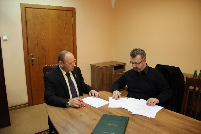 Umowę podpisali Dariusz Skrobol, burmistrz Pszczyny i Sylwester Suchoń, proboszcz parafii św Marcina w Ćwiklicach