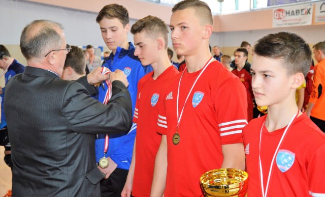 Młodzi libiążanie podczas ceremonii dekoracji na zakończenie finału halowych mistrzostw piłkarskich trampkarzy w zachodniej Małopolsce.