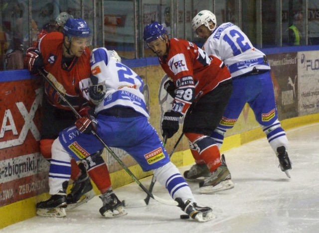 W Oświęcimiu, w meczu hokejowej ekstraklasy, Unia (białe stroje) przegrała z Polonią Bytom po dogrywce 3:4.