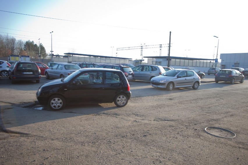 Obok dworca kolejowego w Brzesku wybudują parking przesiadkowy na blisko 200 samochodów - zobacz zdjęcia, jak teraz wygląda okolica dworca 