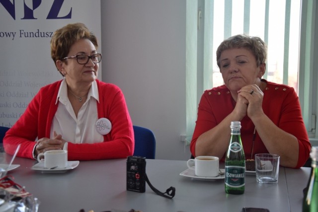 Donata Wojnicz z organizacji Kwiat Kobiecości oraz Anna Czyż z zielonogórskich Amazonek zachęcają kobiety do regularnych badań