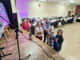Seniorzy z Kobylina świętowali dzień babci i dziadka. Nie brakowało śpiewów, dowcipów, konkursów oraz tańców