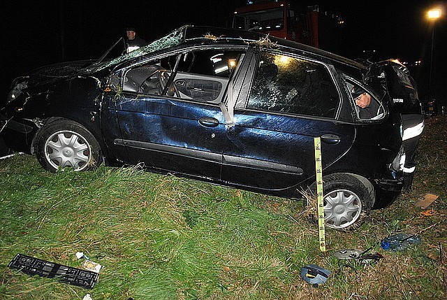 Wypadek Stare Oleszyce. Wczoraj na terenie gminy Oleszyce doszło do dwóch niebezpiecznych zdarzeń drogowych. Pierwsze z nich miało miejsce w sobotę rano w miejscowości Stare Oleszyce. Kierowca osobowego volkswagena, 28-letni mieszkaniec Oleszyc potrącił jadącą rowerem 49-letnią mieszkankę Starych Oleszyc. Kobieta z obrażeniami została odwieziona karetką pogotowia do lubaczowskiego szpitala. Kierowca był trzeźwy.

 Czytaj także:  Wypadki na Podkarpaciu [ZDJĘCIA]