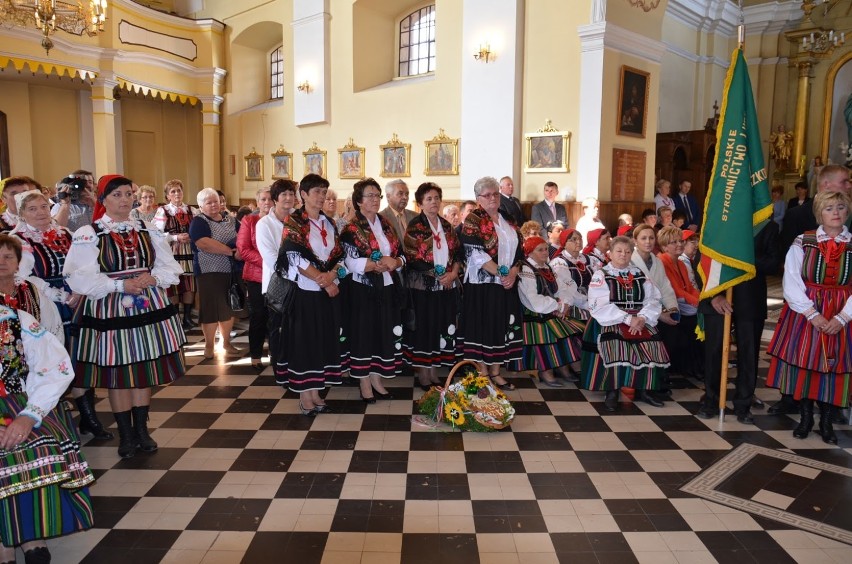 Uroczystości w Białaczowie rozpoczęła msza w kościele św....