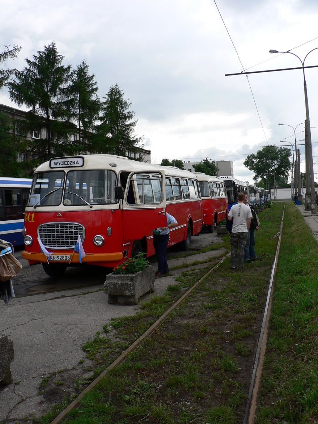 Krakowskie autobusy na czele z Jelczem 272 MEX &quot;Ogórkiem&quot;