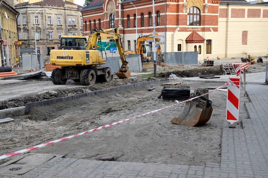 Trwa remont placu Mickiewicza w centrum Jarosławia [ZDJĘCIA]