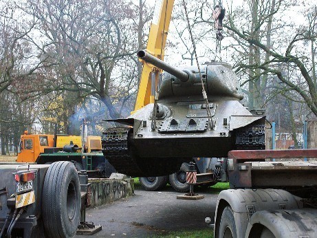 Przestawiono czołg w parku miejskim