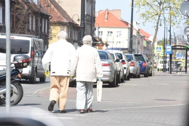 Ponowne przeliczenie emerytury dla wielu pobierających świadczenia z ZUS może okazać się korzystne. Może o to wnioskować każdy emeryt, a niektórzy na takim zabiegu zyskają. Taką zmianę zaproponowało Ministerstwo Rodziny i Polityki Społecznej. Sprawdźcie, o jakie zmiany dokładnie chodzi!

WIĘCEJ NA KOLEJNYCH STRONACH>>>