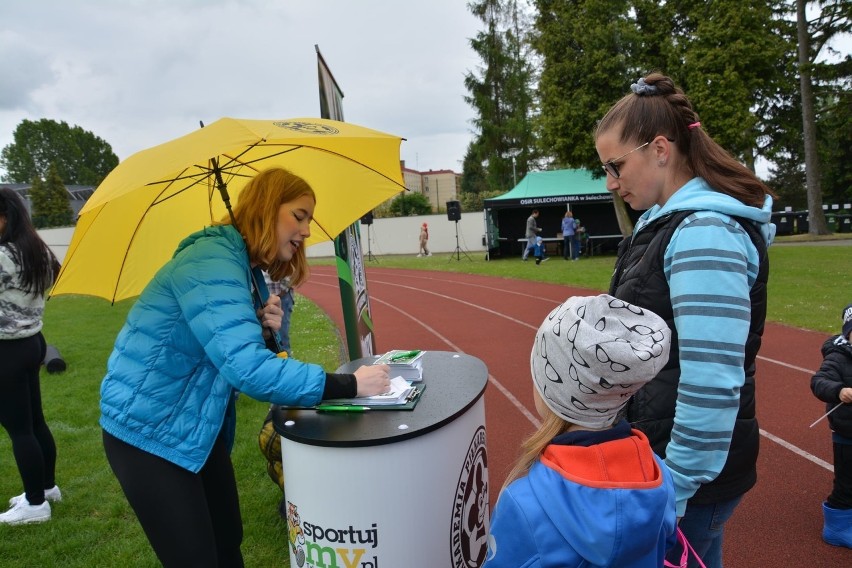 Gry i zabawy sportowe na stadionie w Sulechowie