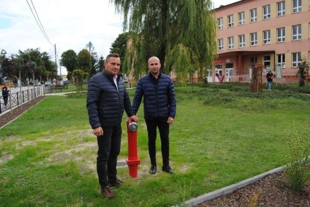 Burmistrz Grzegorz Dziubek i prezes Paweł Strączyński wizytują inwestycję.