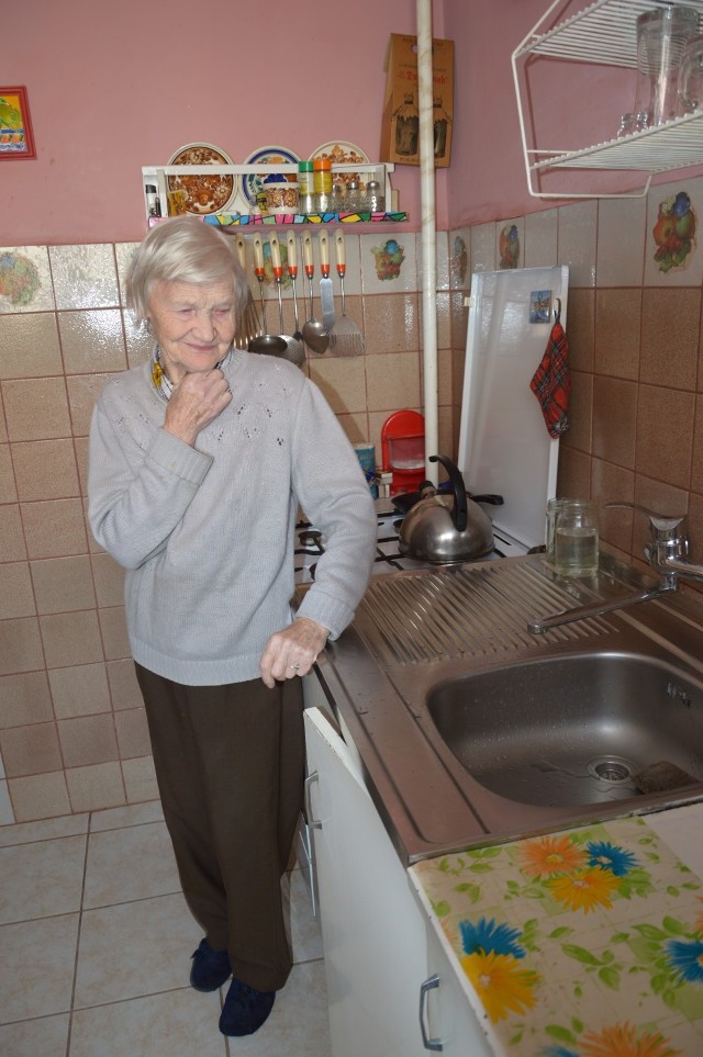 Mieszkanie 82-letniej Zuzanny Bukiel jest ciągle zalewane nieczystościami z wyższych pięter