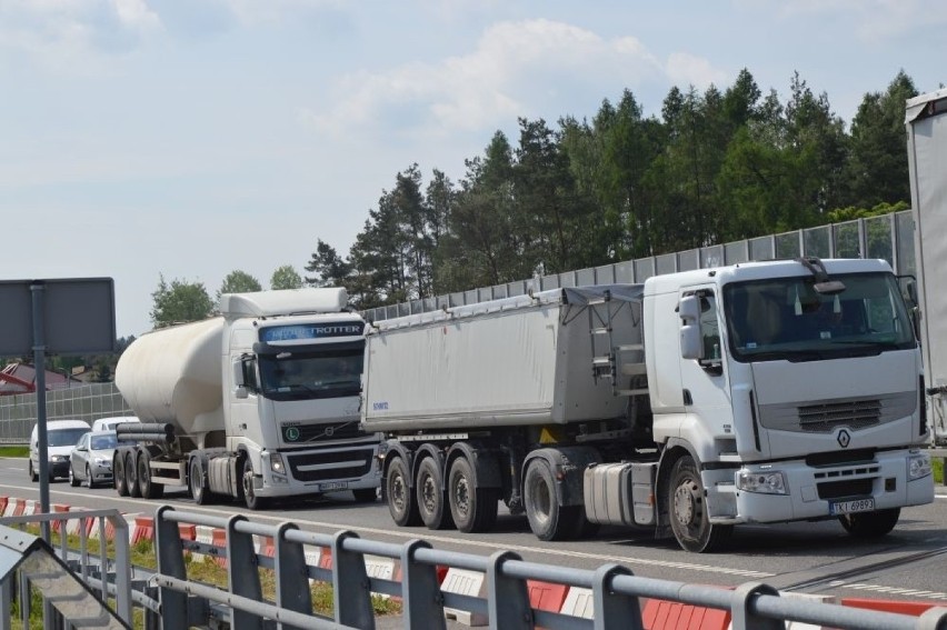 Wypadek na „siódemce” w Skarżysku. Pół tony paliwa wylało się na drogę!