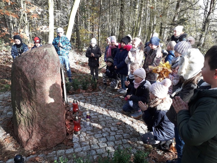 Uczniowie i nauczyciele z Borkowa pielęgnują pamięć o ofiarach hitlerowskich mordów ZDJĘCIA