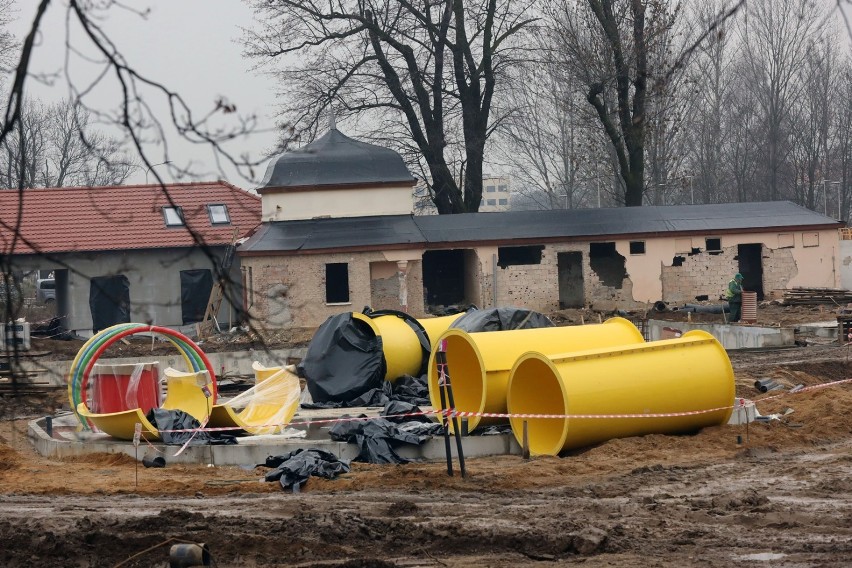 Ponad 100 metrów zjeżdżalni, trwa budowa letnich basenów w Legnicy