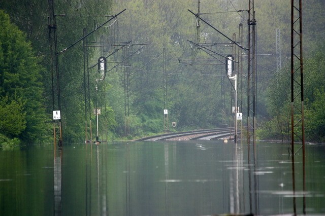 Katowice Ligota, zalane torowisko między stacjami Katowice...