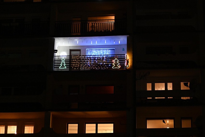 Pierwsze okna przyozdobione bożonarodzeniowymi światełkami