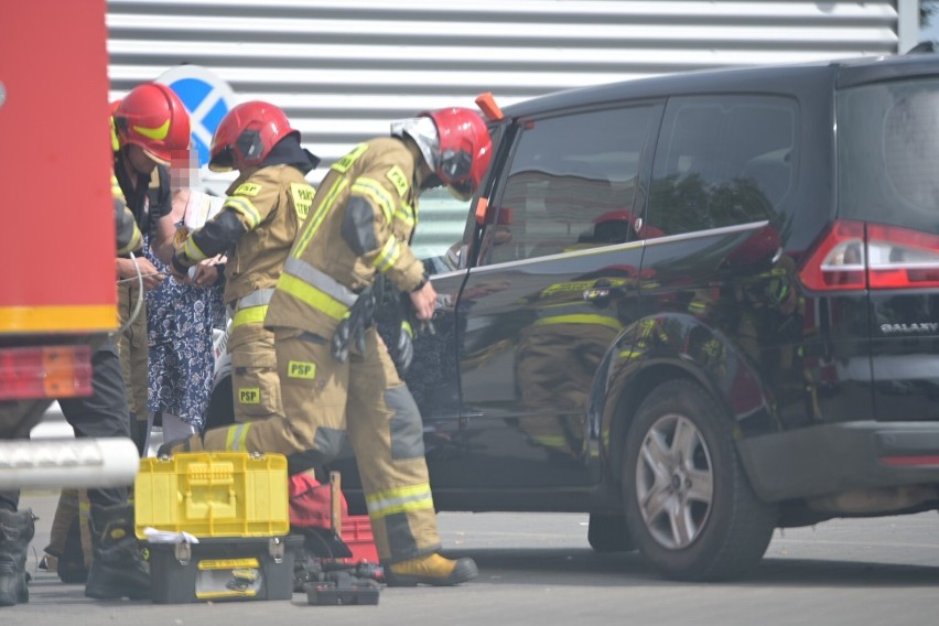Dziecko było uwięzione w samochodzie na parkingu w Grudziądzu. Pomogli strażacy