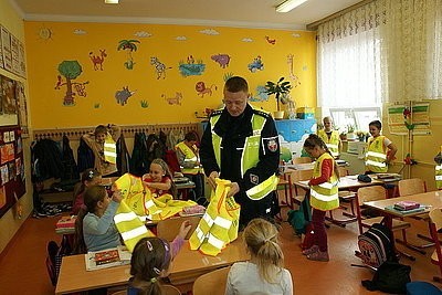 Policja z Raciborza rozdaje kamizelki odblaskowe dzieciom