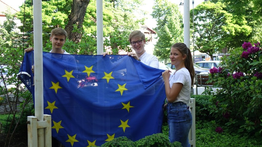 Przed budynkiem urzędu miejskiego w Obornikach zawieszono flagę Unii Europejskiej