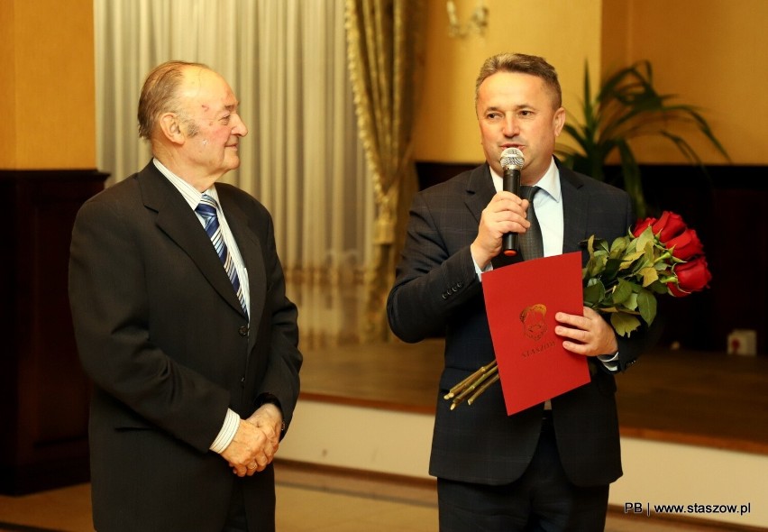 Życzenia seniorom złożył burmistrz Staszowa doktor Leszek...