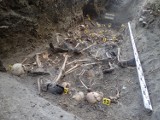 Masowy grób przy kolejowym dworcu we Wschowie. W mogile z 1945 roku odkryto 19 szkieletów! 