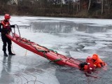 Weszli na lód i z lodowatej wody wyciągnęli topielca: strażacy z Bielska-Białej ćwiczyli w Kaniowie, jak ratować na lodzie